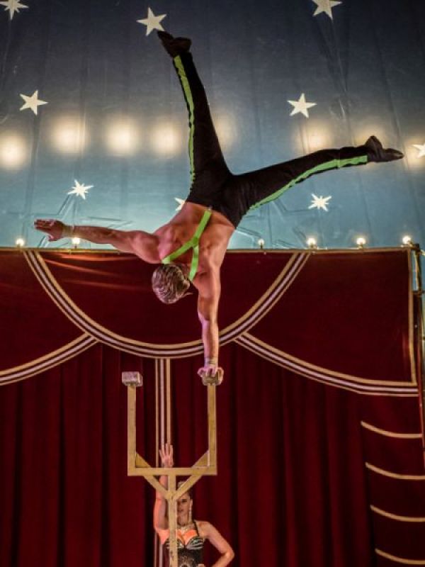 Leandro - Handstand.jpg