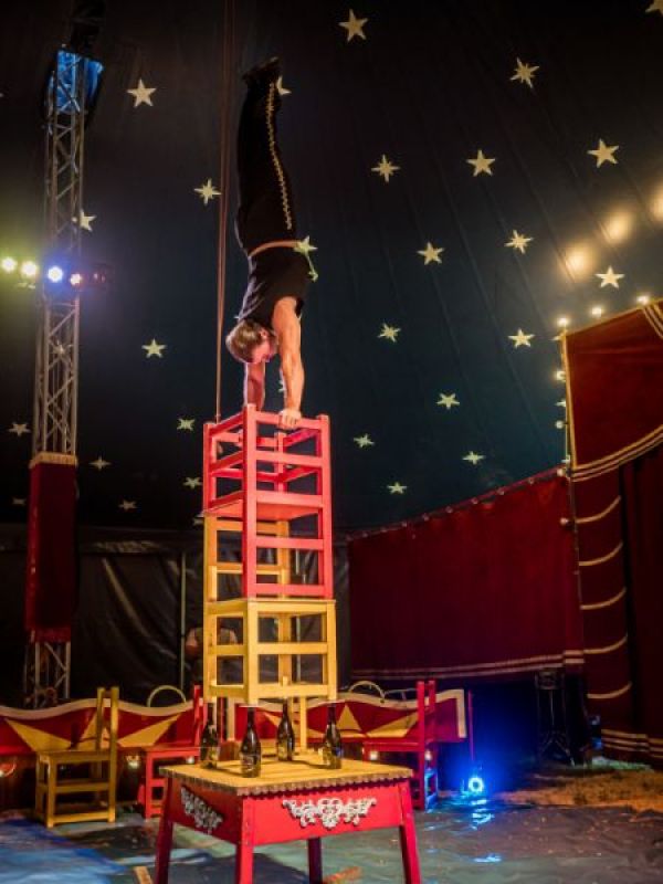 Leandro - Handstand Flaschenstuhl.jpg